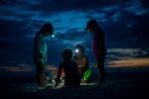 niños jugando en busca del tesoro