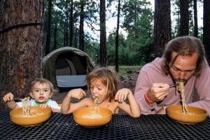 niños comiendo