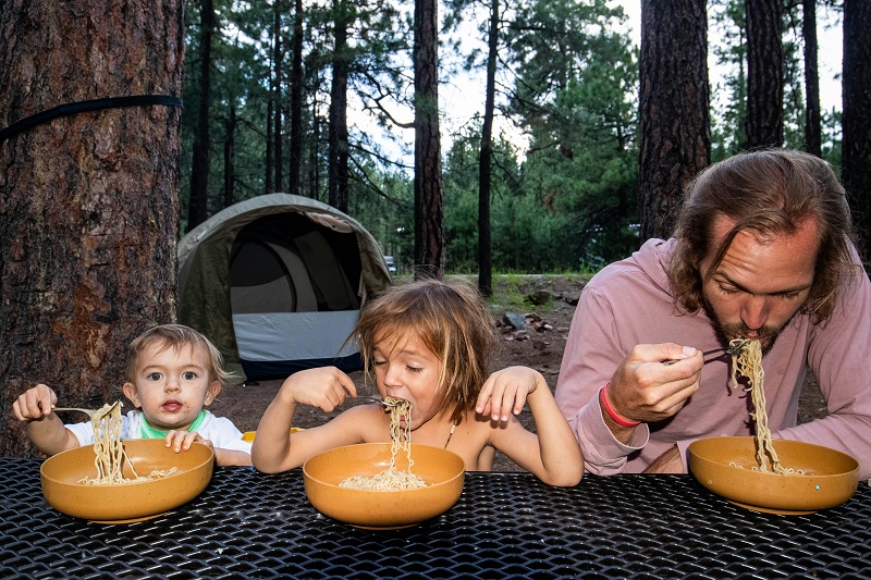 Acampar con Niños: Guía para principiantes 3 niños comiendo