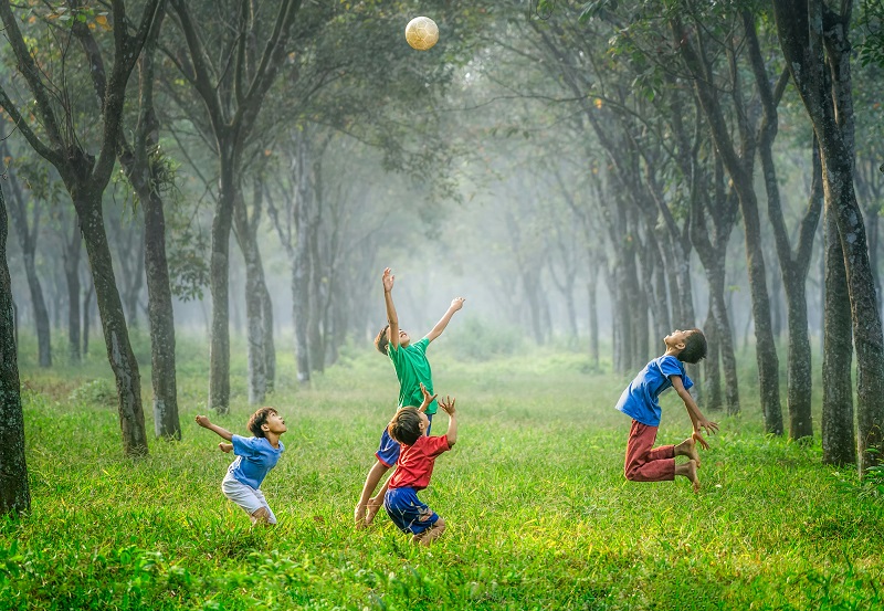 Acampar con Niños: Guía para principiantes 4 niños jugando