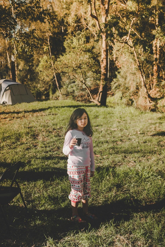Acampar con Niños: Guía para principiantes 8 niña en el bosque